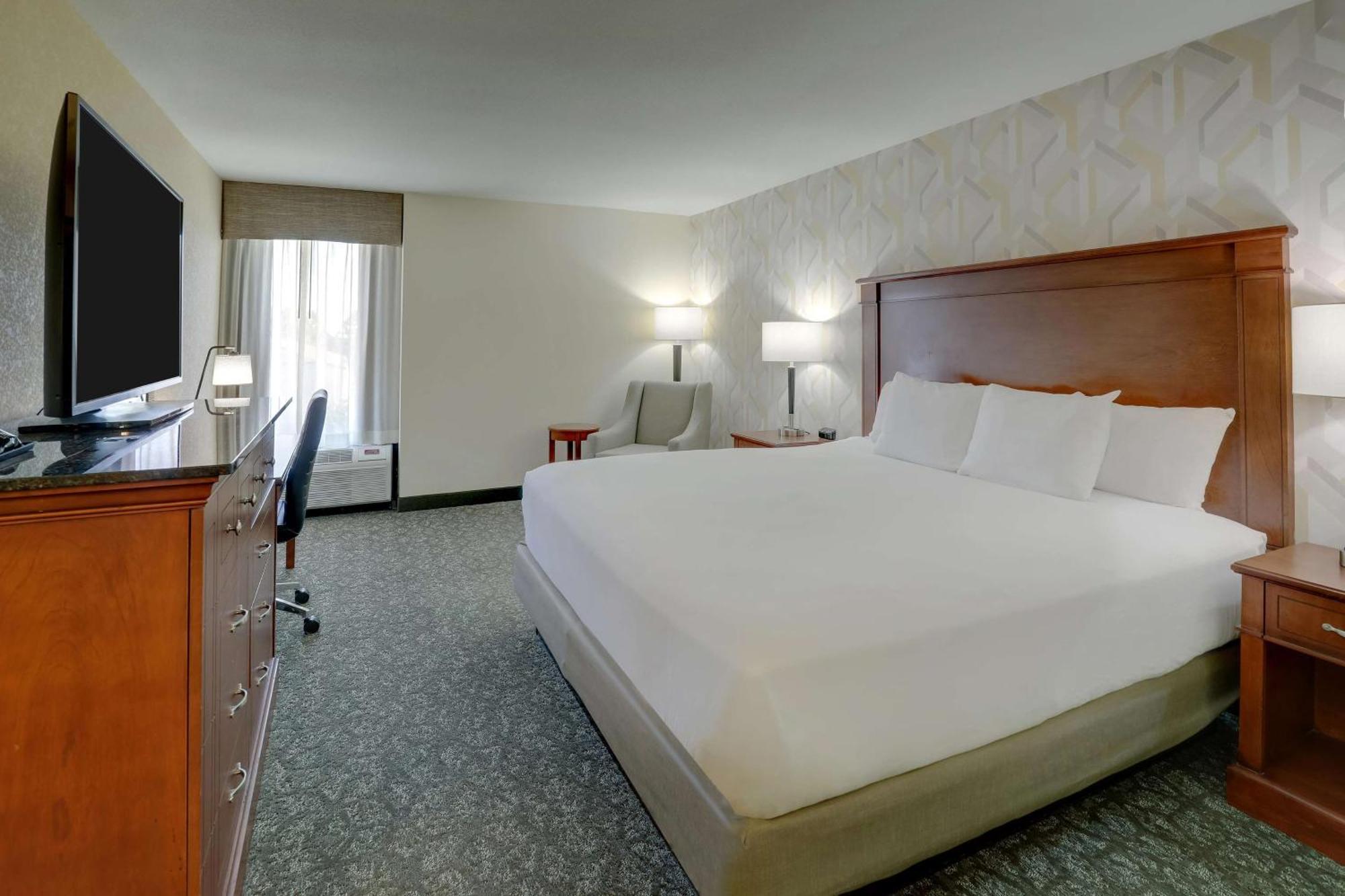 Drury Inn & Suites Charlotte University Place Eksteriør billede