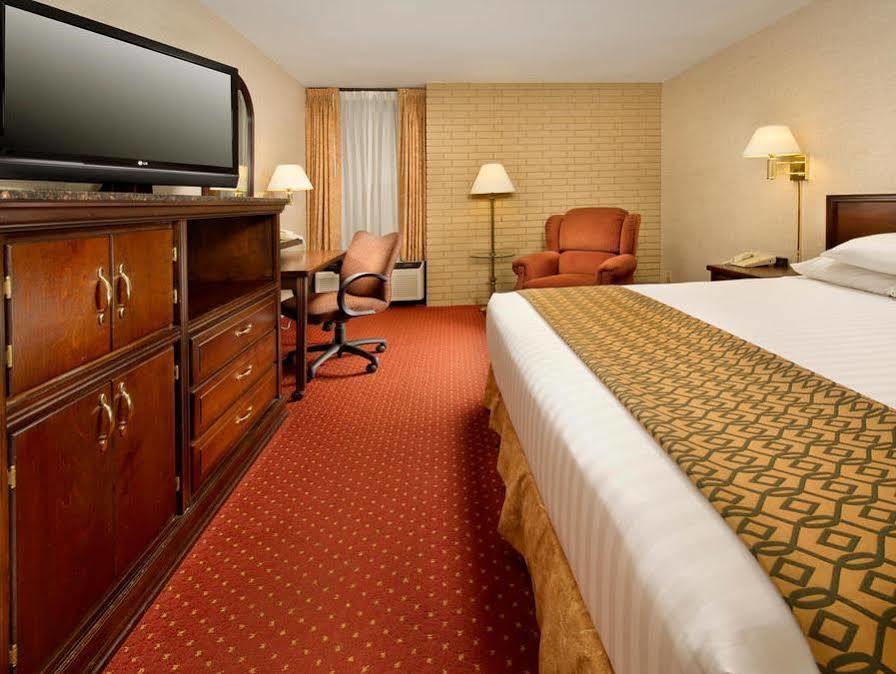 Drury Inn & Suites Charlotte University Place Eksteriør billede